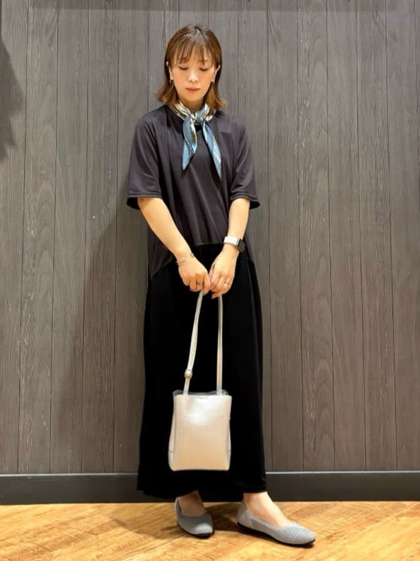 meiさんの「SHOO･LA･RUE｜【ひんやり/体型カバー】さらりと着られる バイカラーAラインワンピース」を使ったコーディネート
