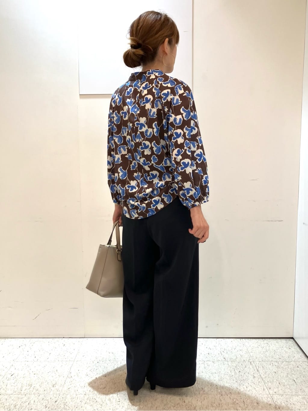 kozuさんの「Reflect｜【ジャケットのインナーにおすすめ◎】花柄タックデザインブブラウス」を使ったコーディネート