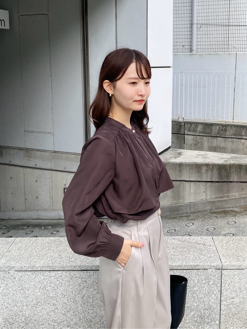 みさかさんの「index｜サテンバンドカラーブラウス【洗濯機OK／イージーアイロン】」を使ったコーディネート