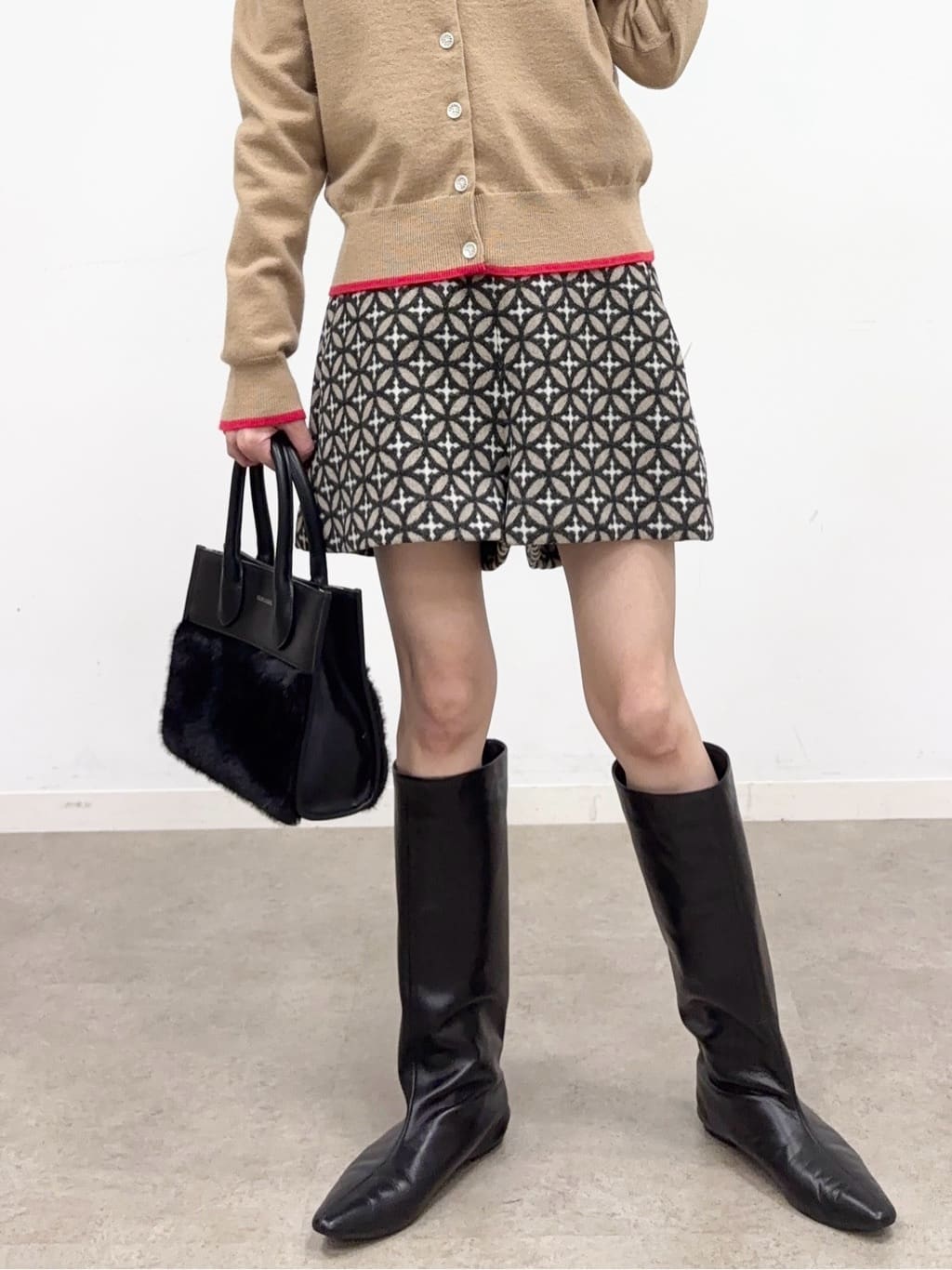 清水夏姫さんの「DRESSTERIOR｜フェイクファーコンビリサイクルレザートートバッグ」を使ったコーディネート