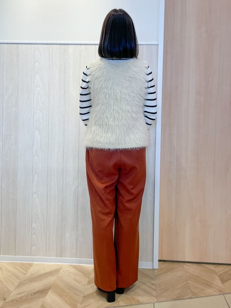 tomoさんの「SHOO･LA･RUE｜【高レビュー/2点セット】着るだけでコーデが決まる フェザーニットベスト&times;リブニット」を使ったコーディネート