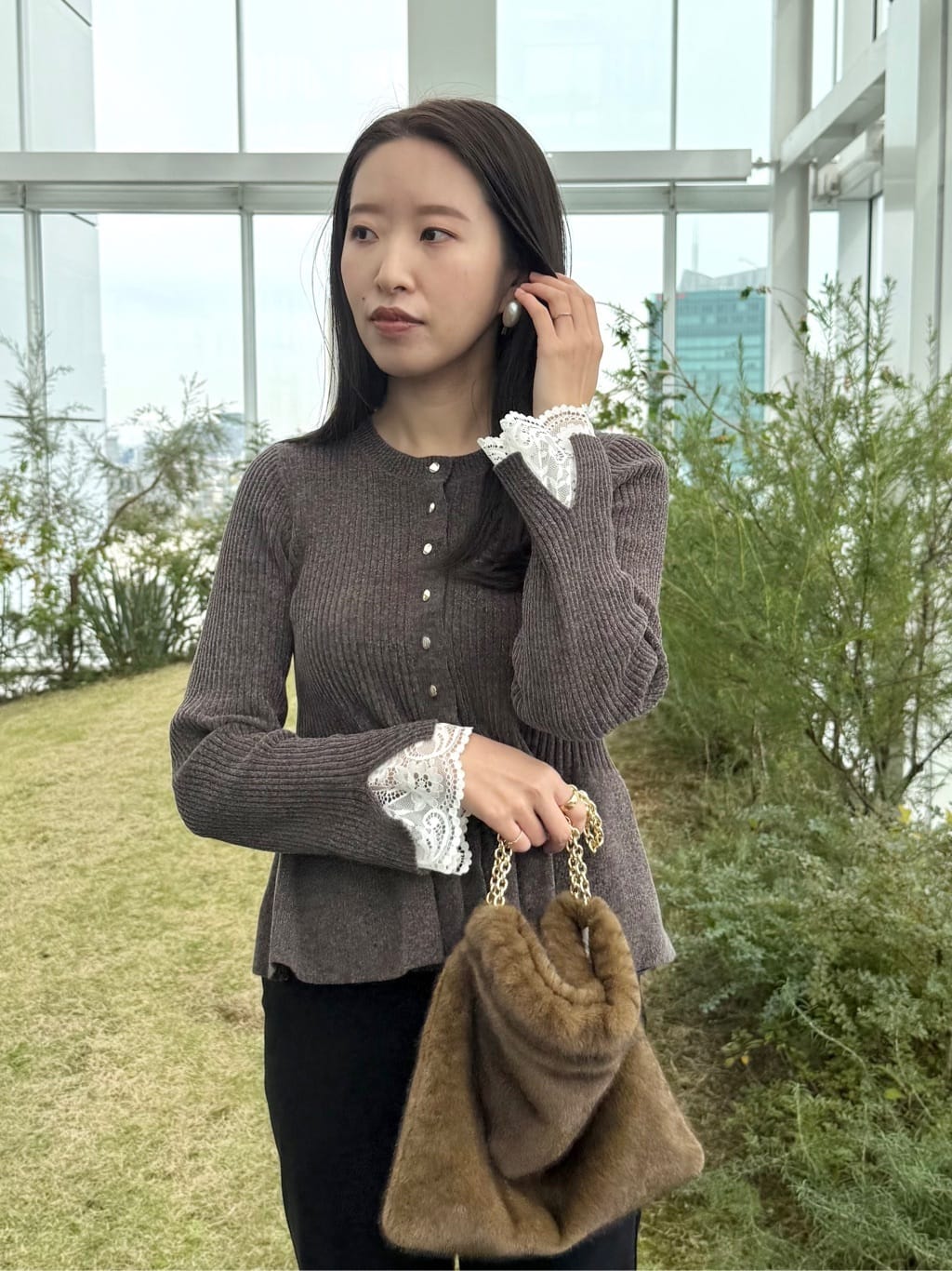 teiさんの「Couture brooch｜【袖口レース・着映え】短毛モールペプラム カーデ」を使ったコーディネート