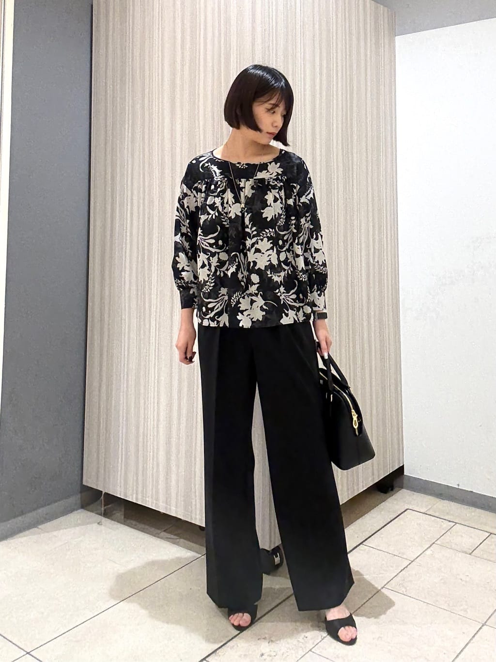 Itoさんの「UNTITLED｜【洗える/はっ水/後ろウエストゴム】ストレッチ2タックワイドパンツ」を使ったコーディネート