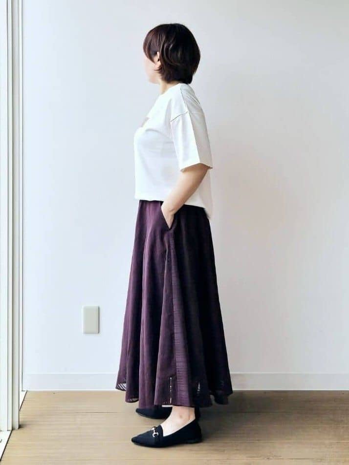 やじまさんの「UNTITLED｜【コットン100/ゆったり/ショート丈/洗える】ベロアロゴTシャツ」を使ったコーディネート