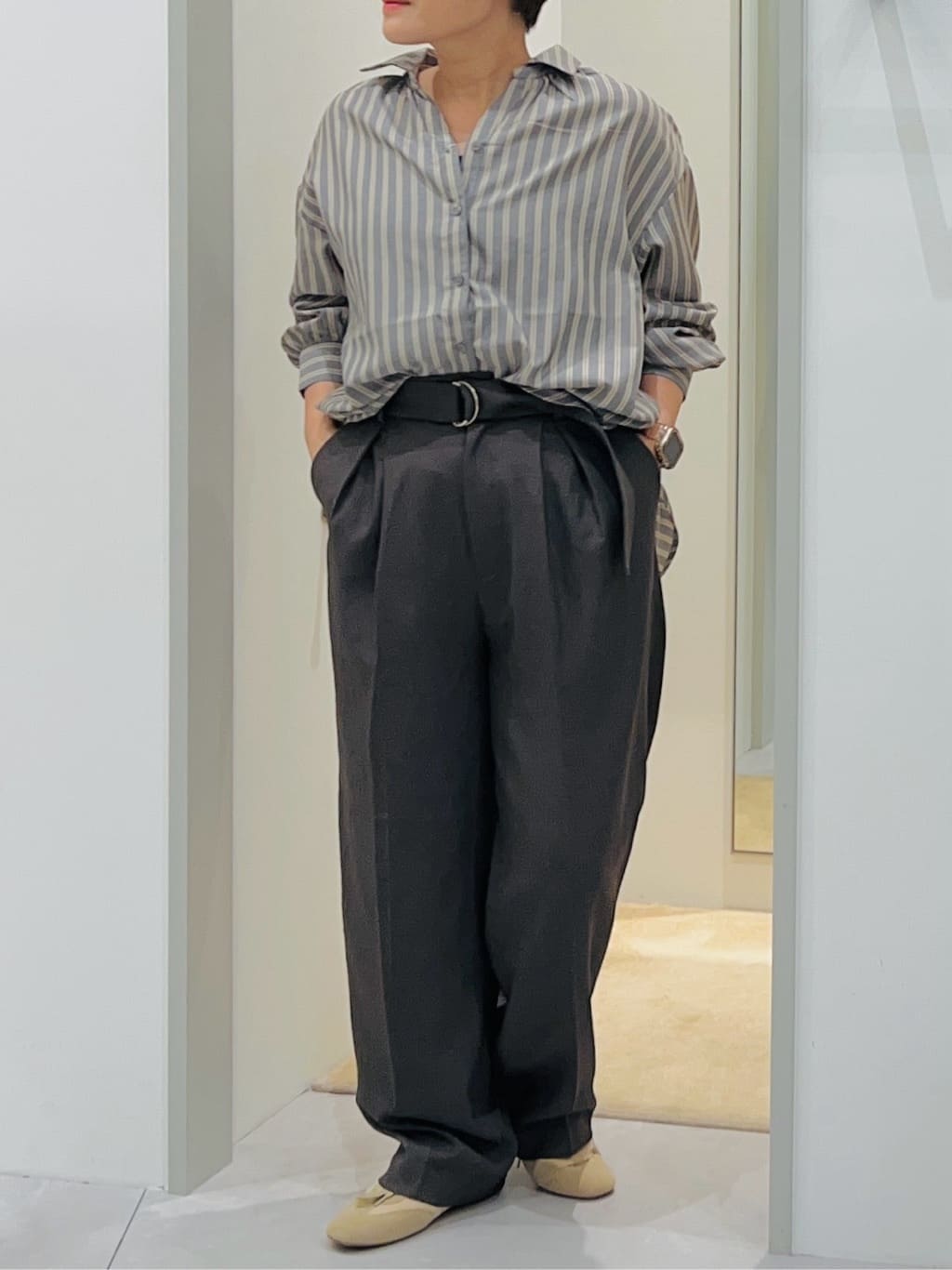 タナさんの「THE SHOP TK｜【後ろ姿もサマになる】ストライプ バックシャーリングシャツ/体型カバー/洗える」を使ったコーディネート