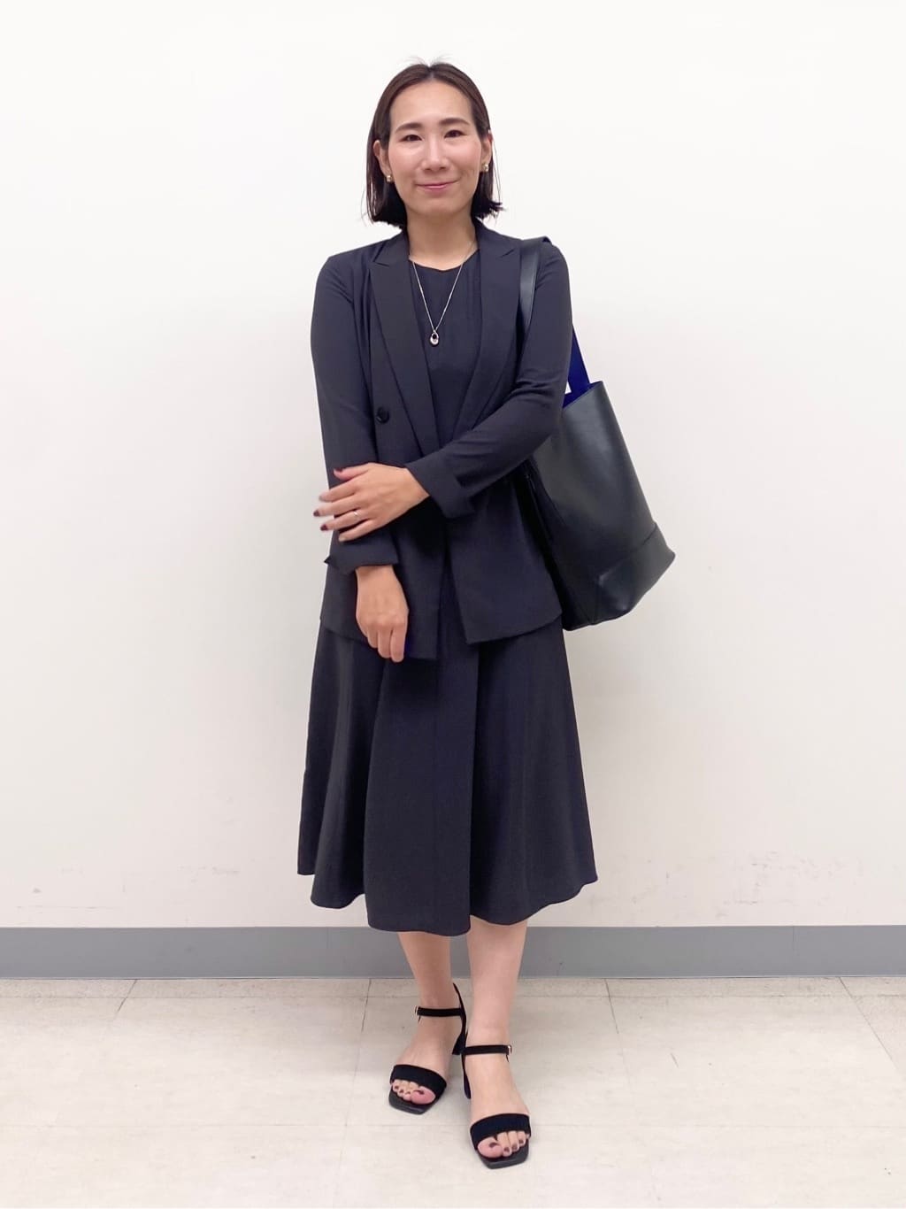 YUKARIさんの「INDIVI｜【通年活躍！／アンサンブル可能】クルーネックカーディガン」を使ったコーディネート