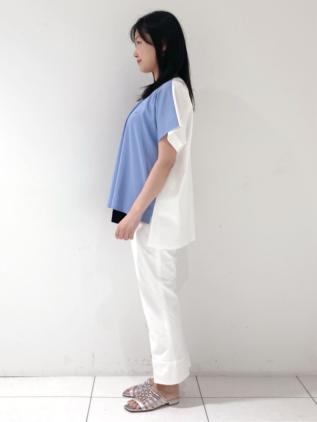 momokoさんの「INDIVI｜【洗える／汗ジミ防止】バイカラー＆アシメヘム Tシャツ」を使ったコーディネート