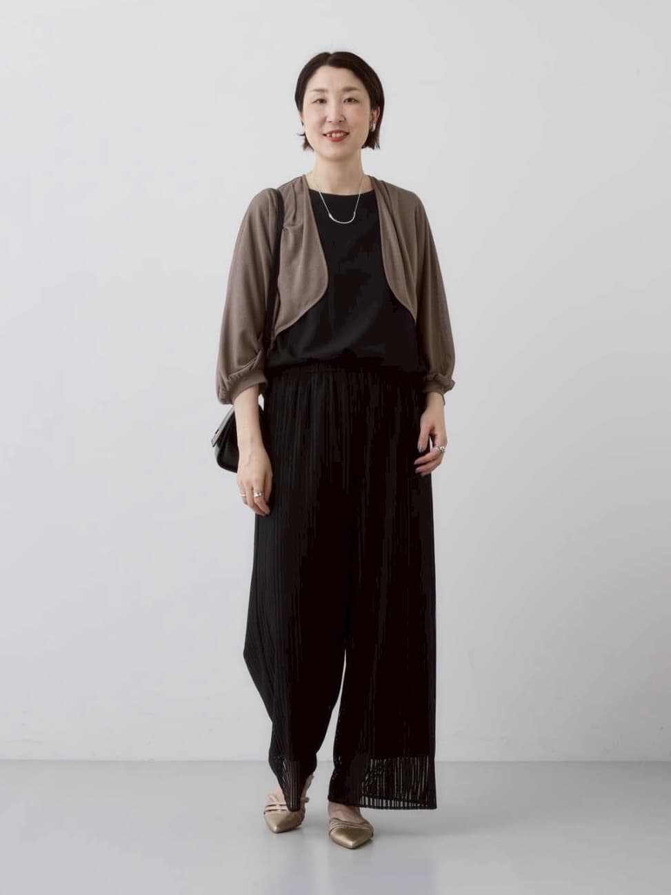 yuriさんの「INDIVI｜【軽く羽織れる】ボレロカーディガン」を使ったコーディネート