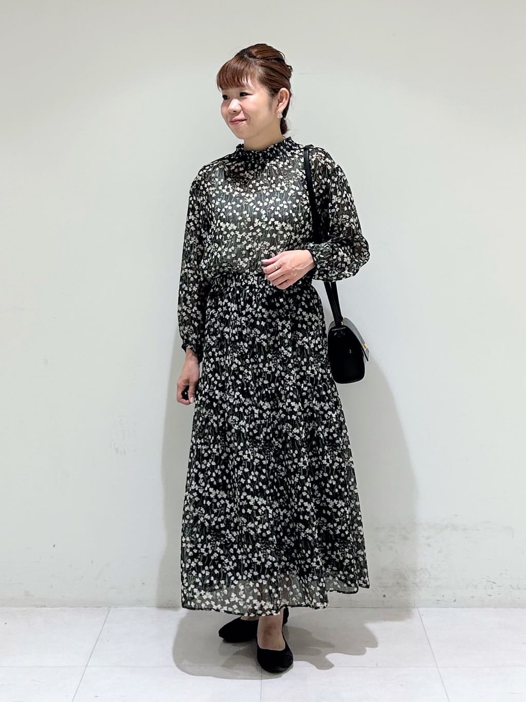 tsuyuさんの「INDIVI｜【秋映え柄/セットアップ可能】フラワーシフォンブラウス」を使ったコーディネート