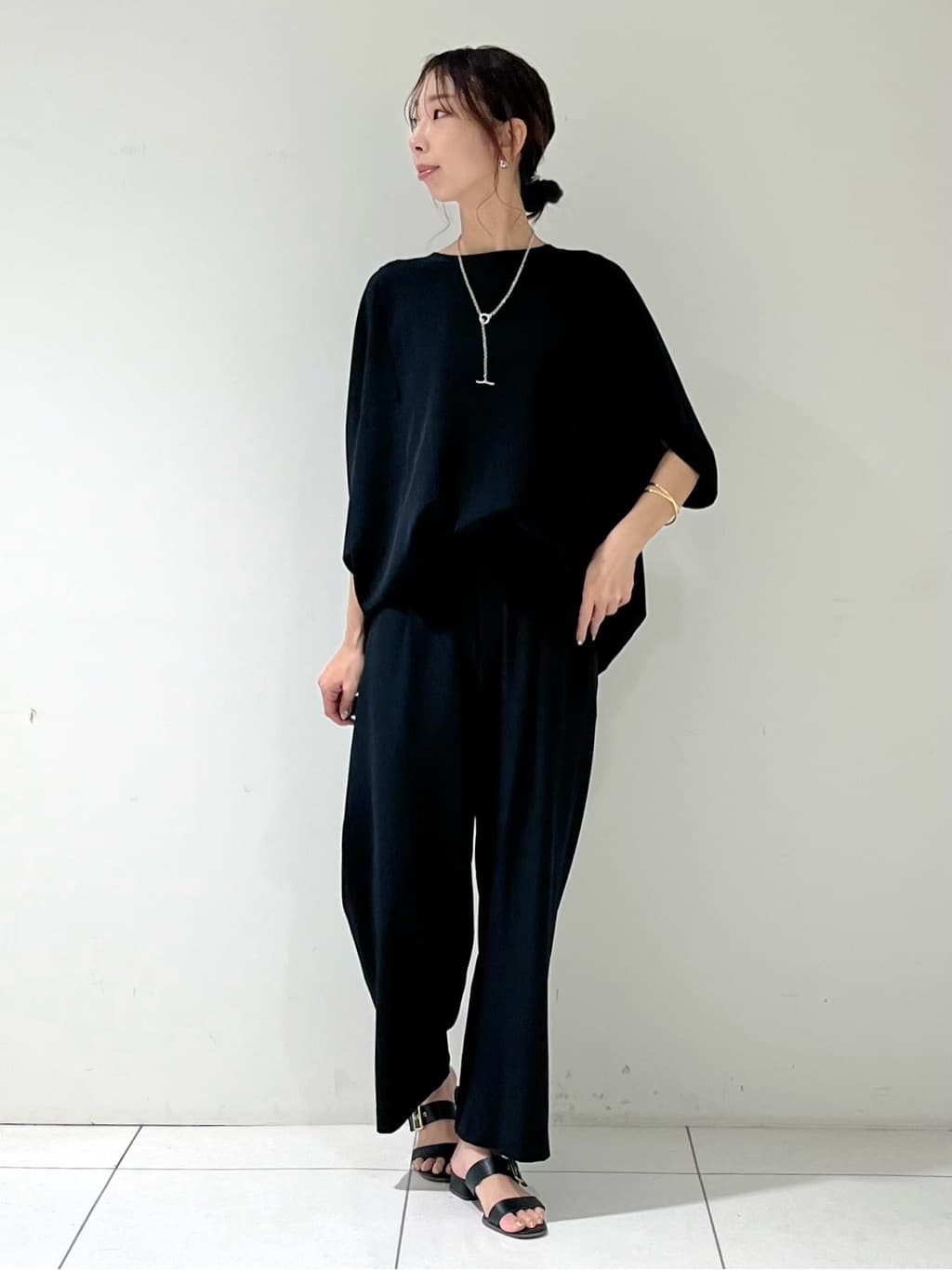 shioriさんの「INDIVI｜【体型カバー/SETUP可能】ジョーゼット　ドルマンブラウス」を使ったコーディネート