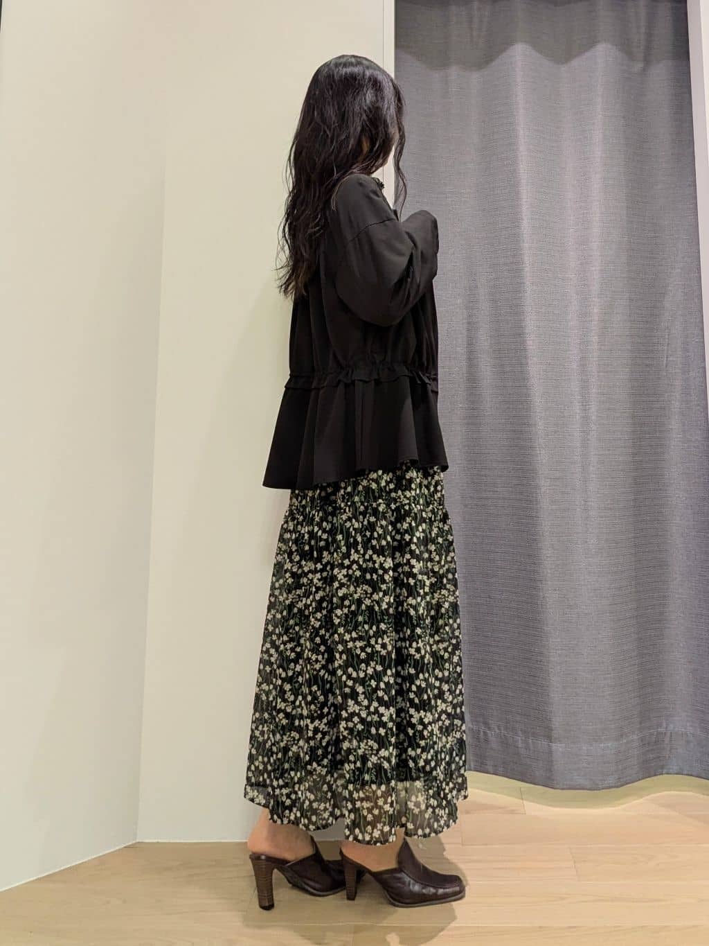 miiさんの「INDIVI｜【秋映え柄/セットアップ可能】フラワーシフォンブラウス」を使ったコーディネート