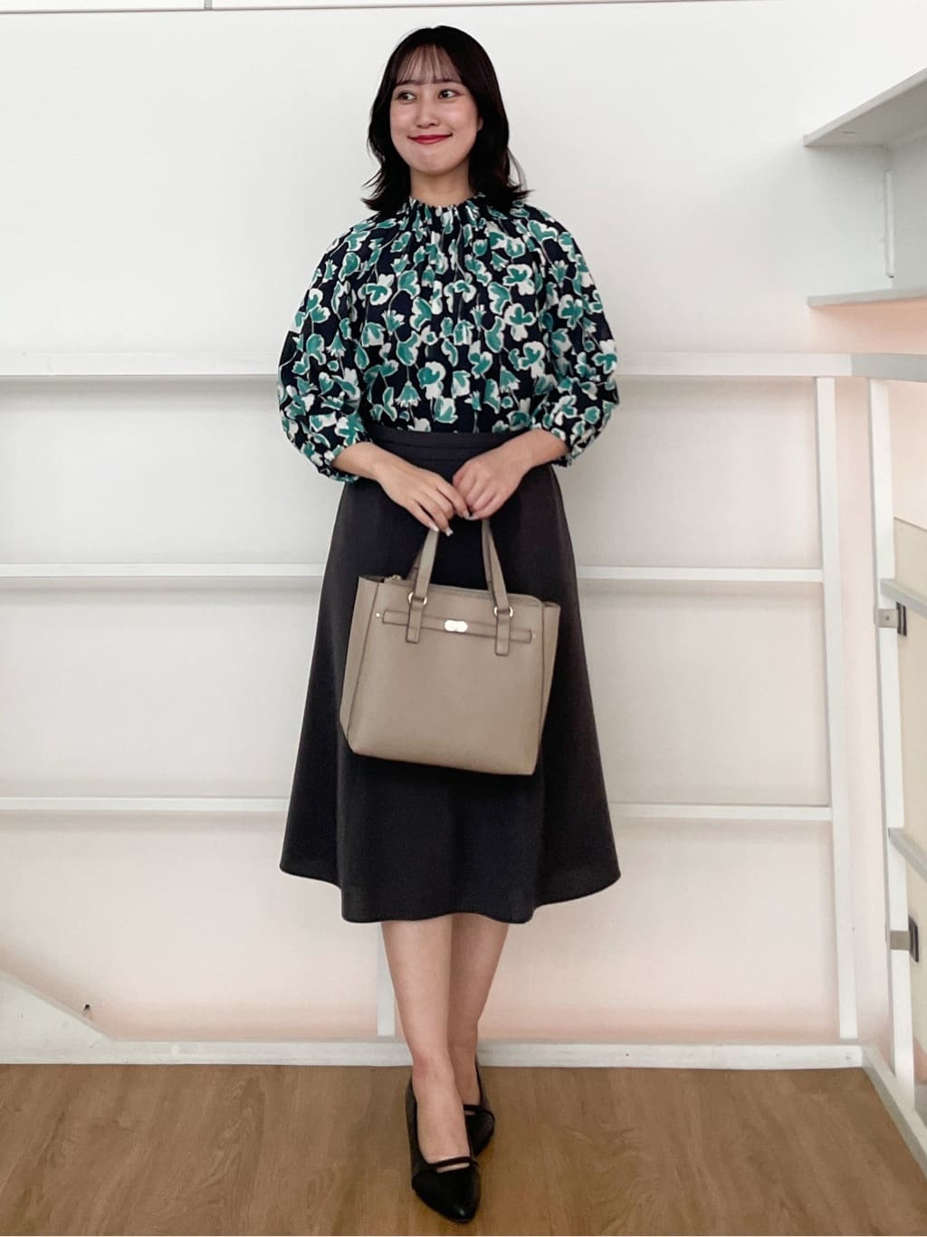 yukariさんの「Reflect｜【ジャケットのインナーにおすすめ◎】花柄タックデザインブブラウス」を使ったコーディネート