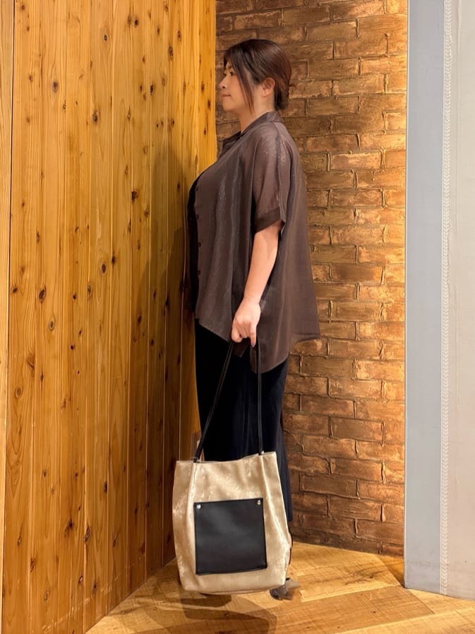 ゆかぴさんの「SHOO･LA･RUE｜大人のシアー感 ラメが華やかな楊柳ポンチョシャツ」を使ったコーディネート