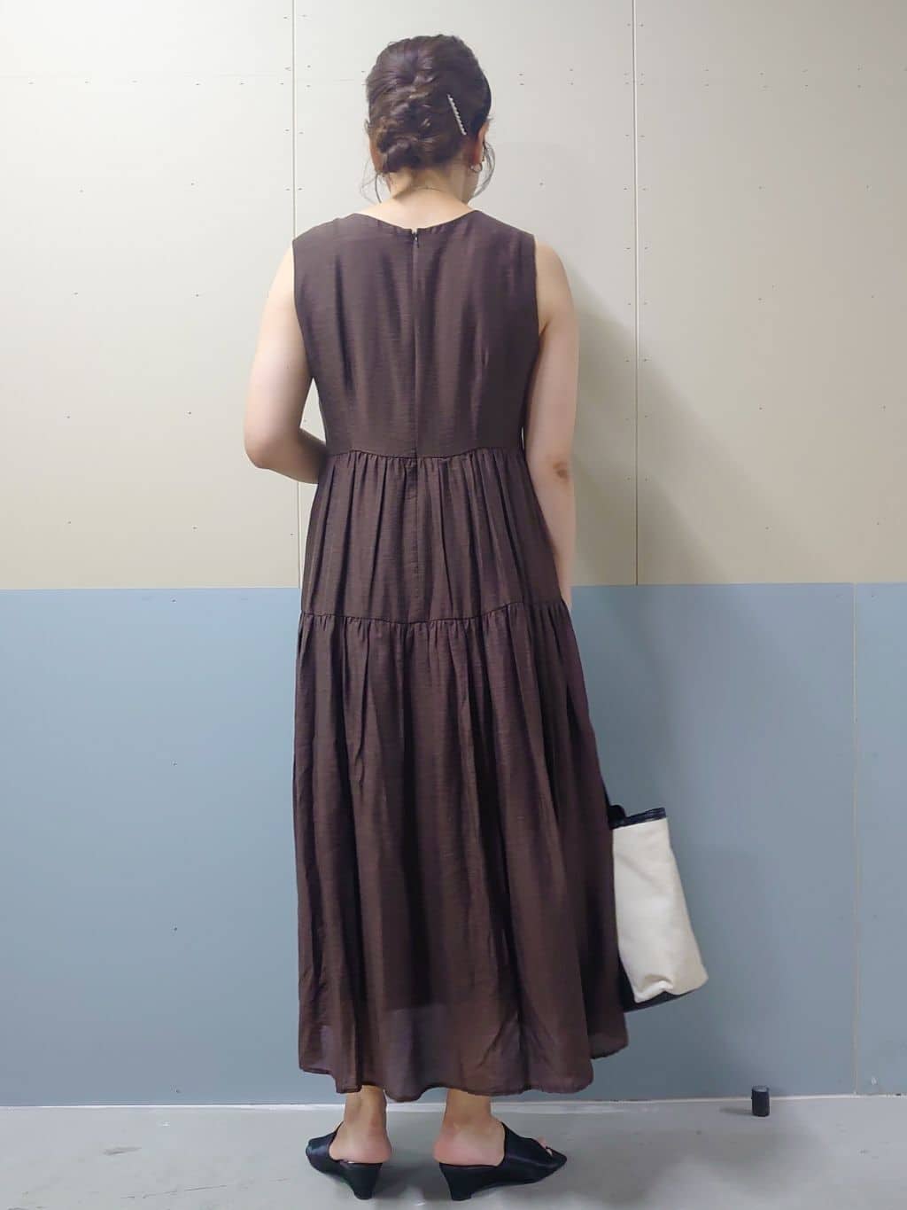 minamiさんの「OPAQUE.CLIP｜麻混シアーギャザーティアードワンピース【洗濯機洗い可】」を使ったコーディネート
