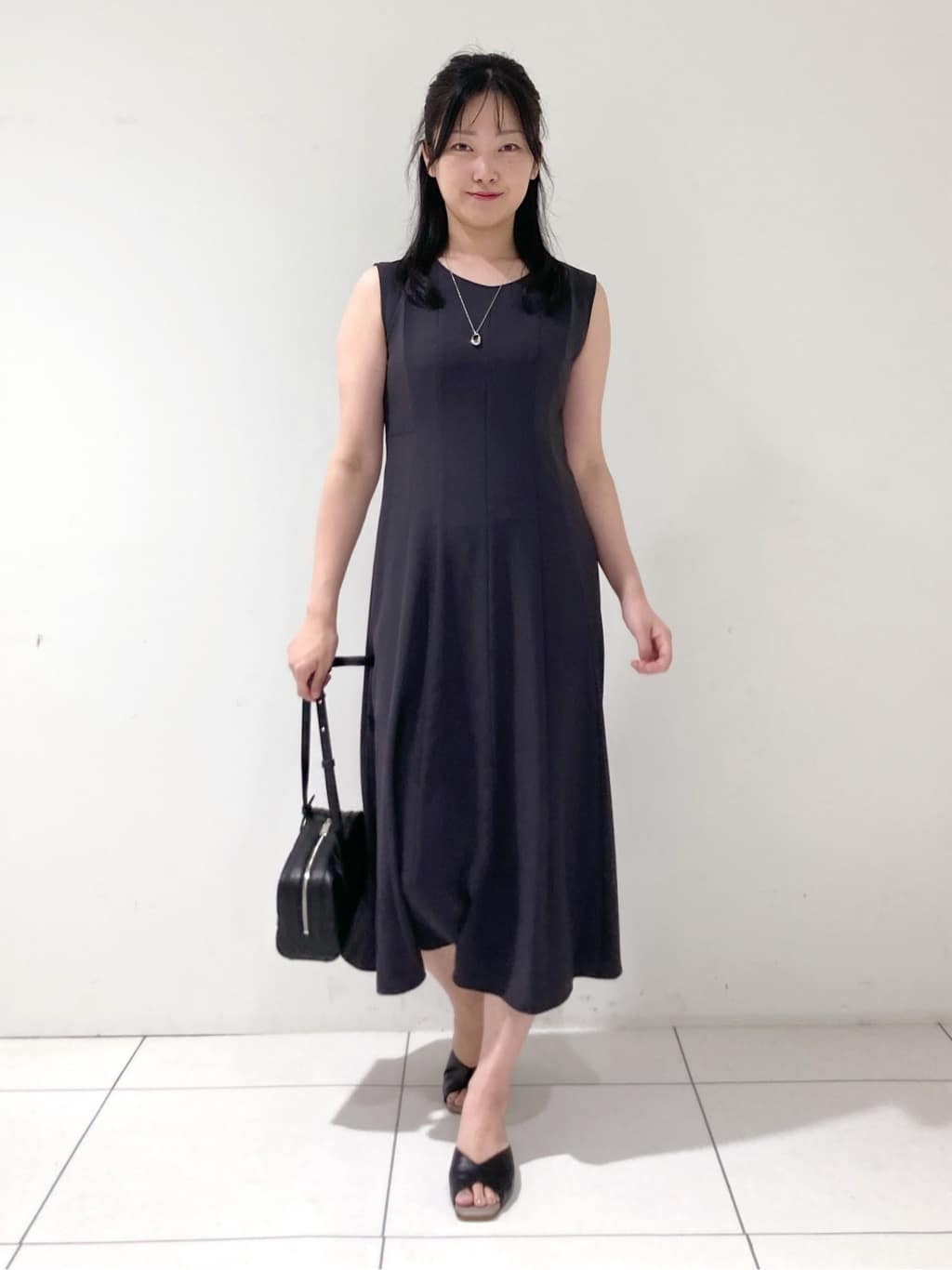 momokoさんの「INDIVI｜【美シルエット】ノースリーブワンピース」を使ったコーディネート