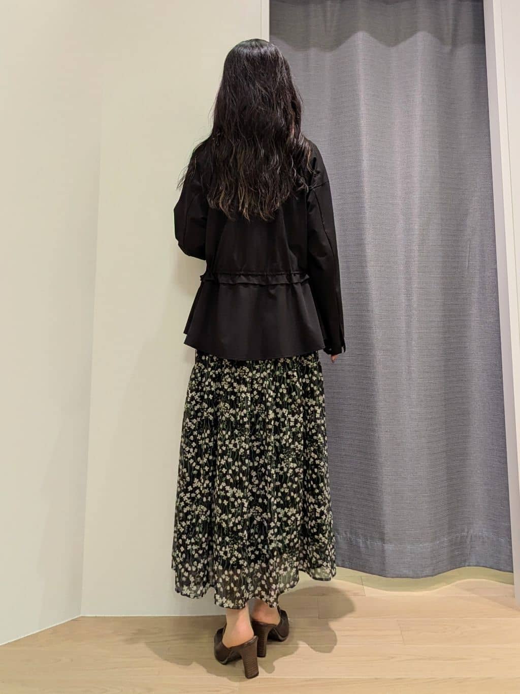 miiさんの「INDIVI｜【秋映え柄/セットアップ可能】フラワーシフォンブラウス」を使ったコーディネート