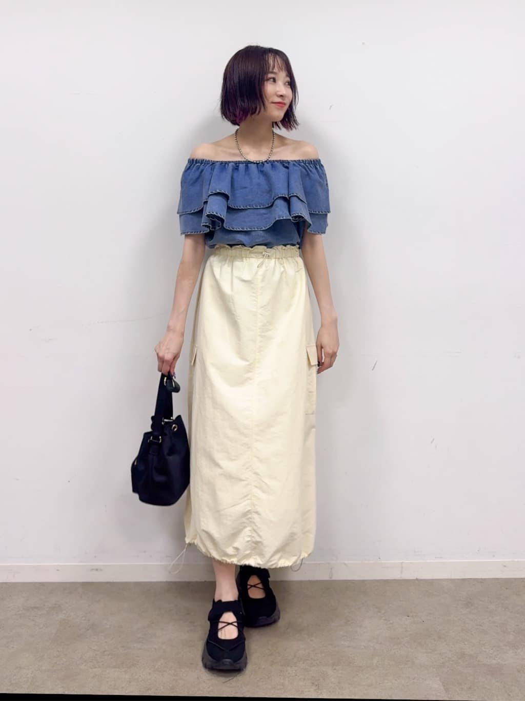 𝐜𝐡𝐢𝐤𝐚さんの「SHOO･LA･RUE｜【セットアップ可/前後2WAY/オフショル2WAY】着こなしを楽しめる デニムフリルブラウス」を使ったコーディネート