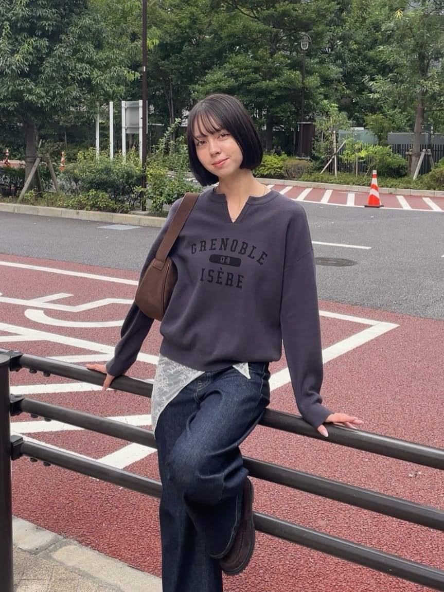 NATSUMIさんの「grove｜カレッジロゴキーネックニット」を使ったコーディネート