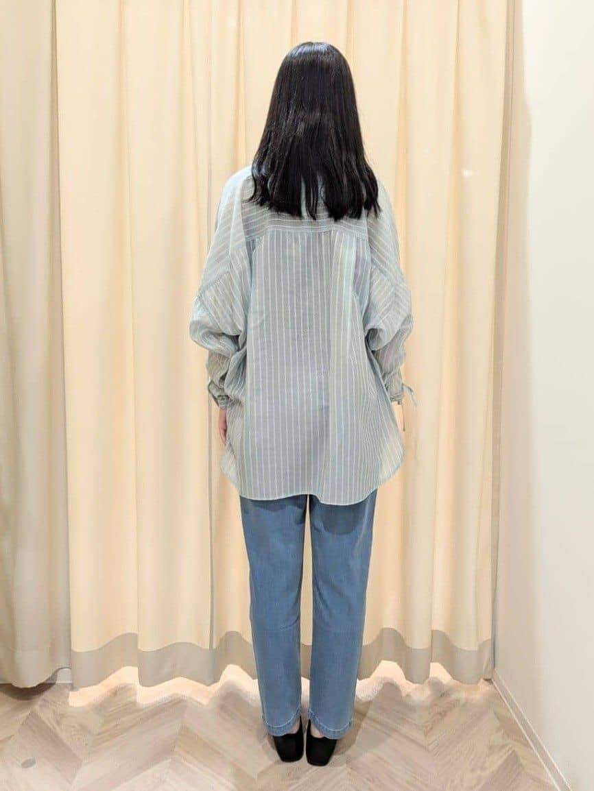 hinaさんの「SHOO･LA･RUE｜【S-LL】程よい透け感 ストライプ柄 お袖ギャザーデザインシャツ」を使ったコーディネート