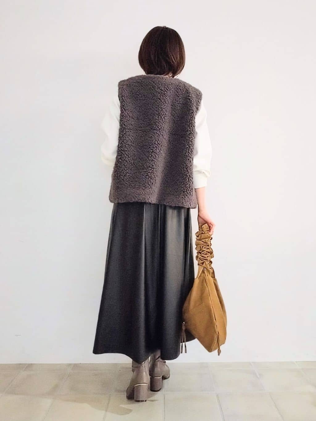 miomioさんの「SHOO･LA･RUE｜【S-LL】大人のデイリースタイルに お袖タック フェイクパール付きトップス」を使ったコーディネート