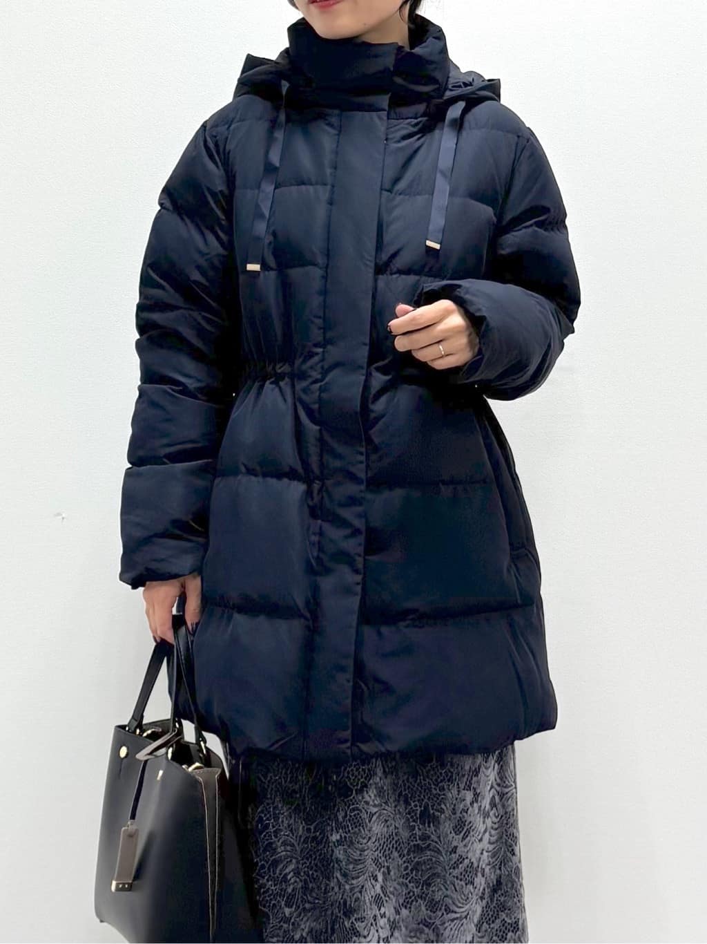kozuさんの「index｜KAWADAダウンドロストミドルコート【撥水／洗濯機OK／2WAY／静電気防止裏地】《XS～3L》」を使ったコーディネート