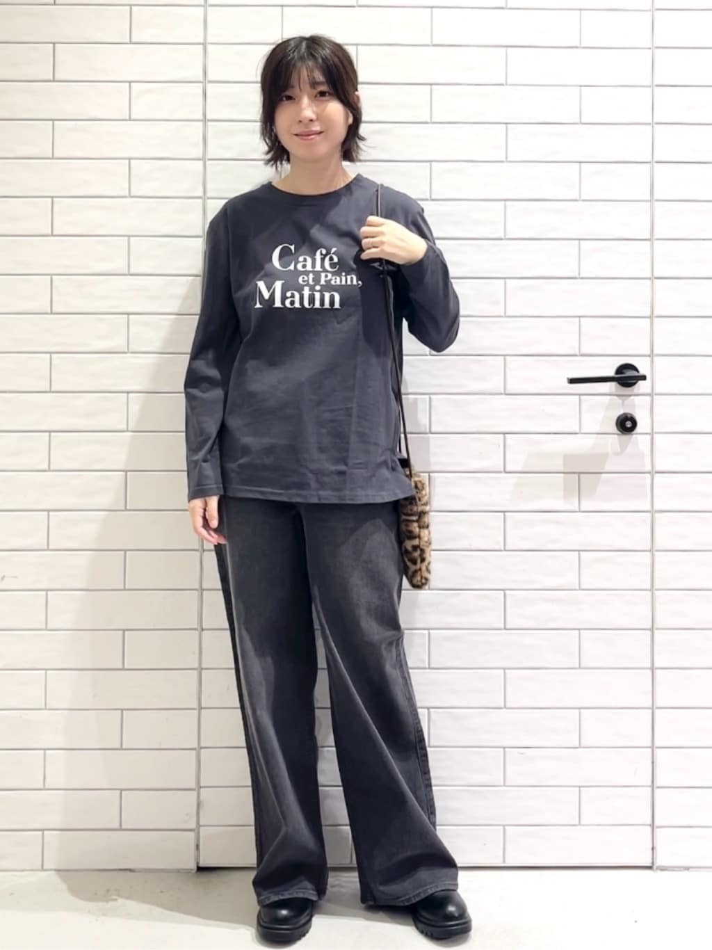 しおりさんの「OPAQUE.CLIP｜ロングロゴTシャツ【洗濯機OK】」を使ったコーディネート