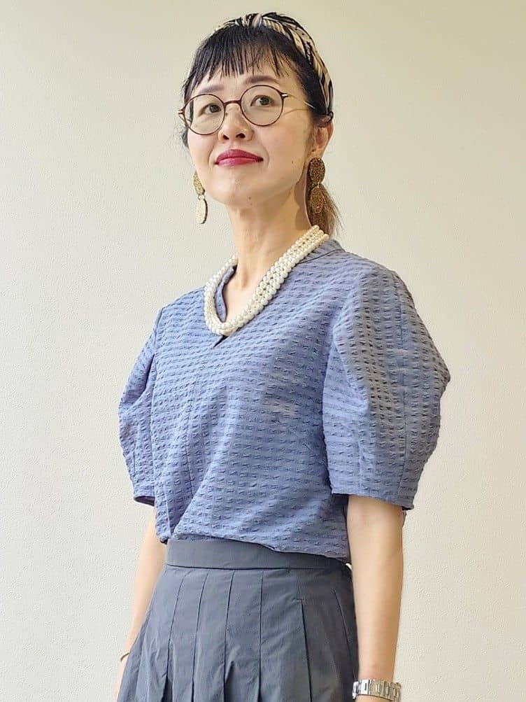 MUTSUKOさんの「UNTITLED｜【吸水速乾/ストレッチ/Vネック】フォルムスリーブ ブラウス」を使ったコーディネート