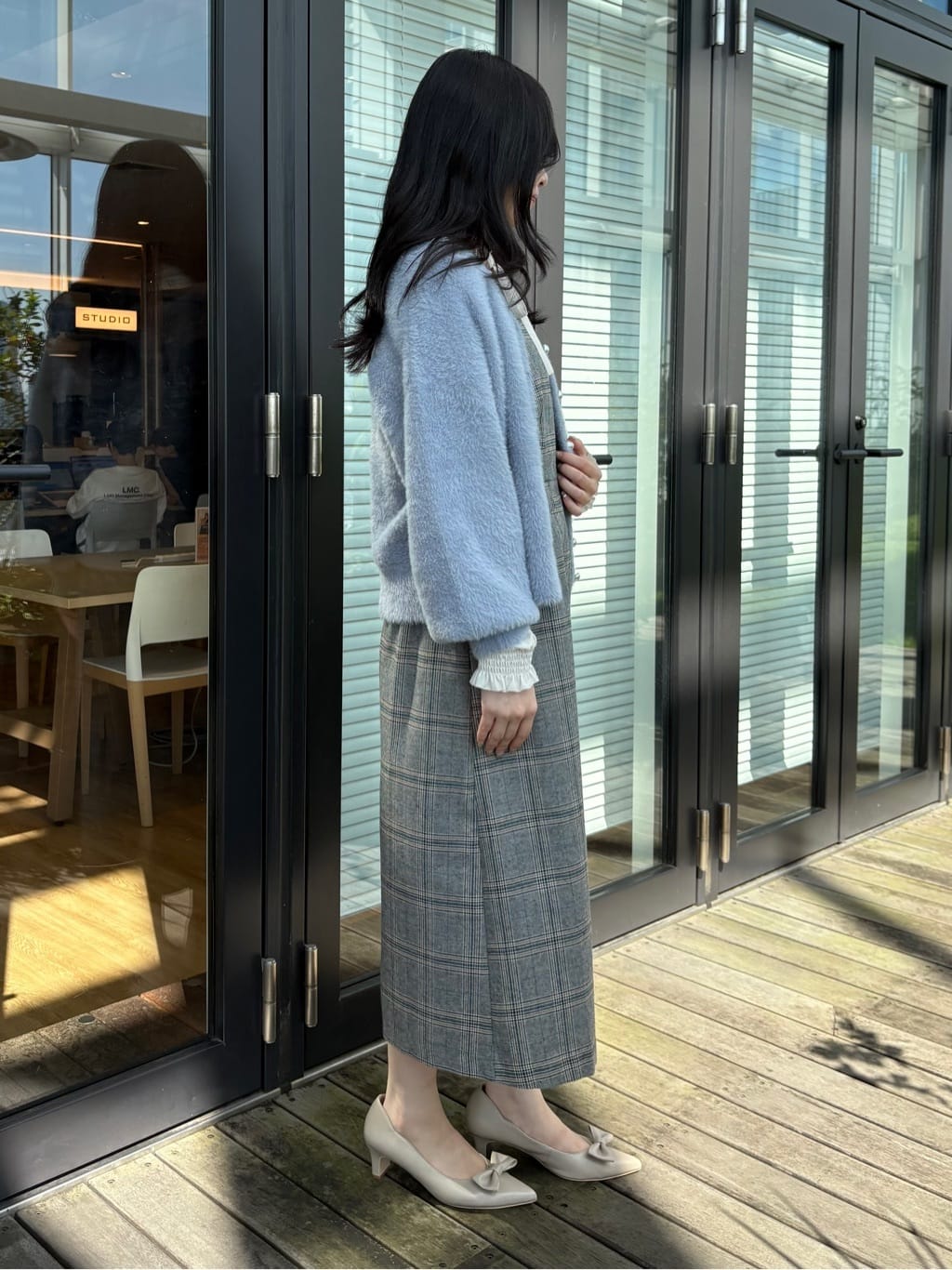 AOIさんの「Couture brooch｜【ふわふわ/前後2WAY】フェザーカーディトップス」を使ったコーディネート