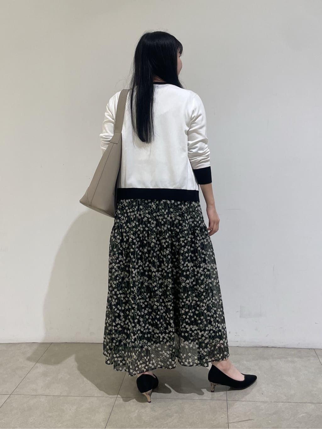 emikaさんの「INDIVI｜【通年活躍！／アンサンブル可能】クルーネックカーディガン」を使ったコーディネート