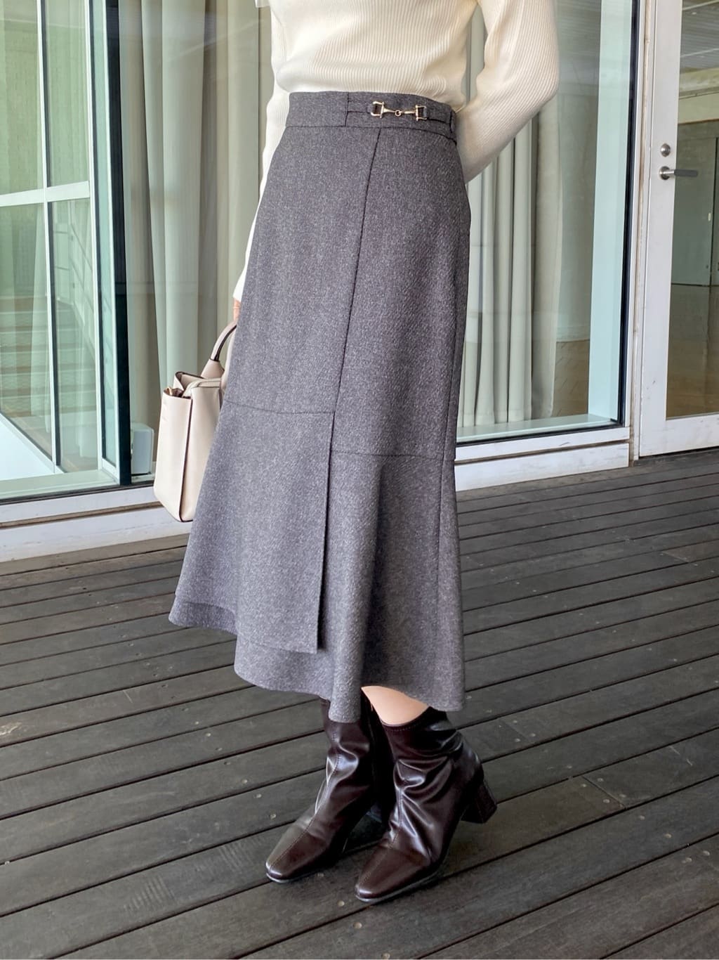 みさかさんの「index｜ショルダーチュールフリルハイネックニット【洗濯機OK／抗ピル】」を使ったコーディネート