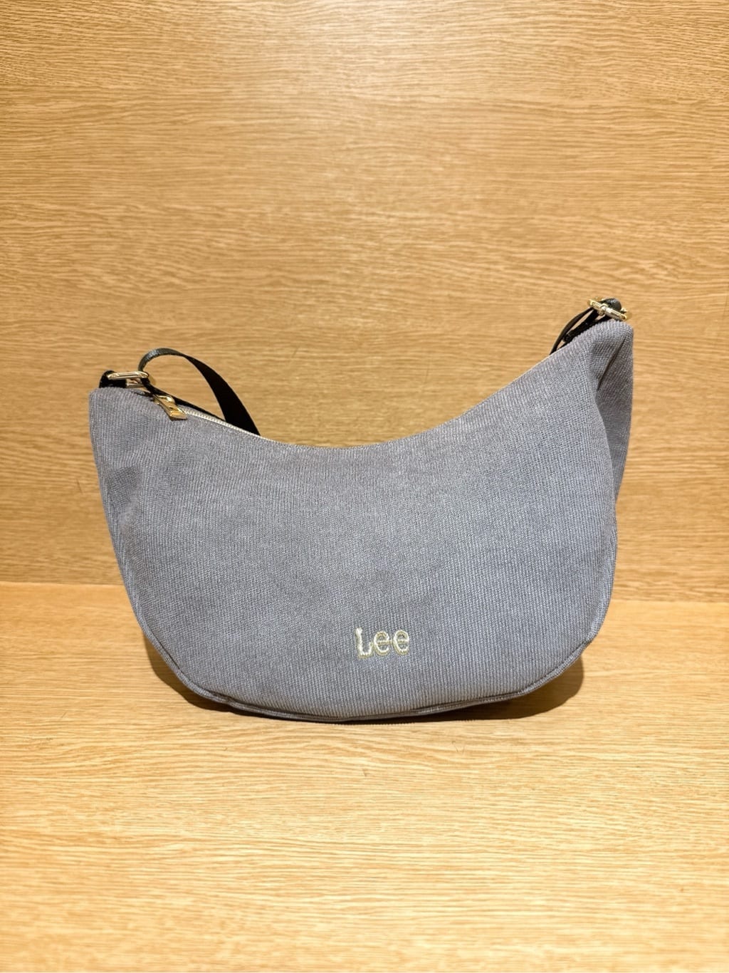 みーさんの「grove｜【Lee別注】コーデュロイムーンショルダー」を使ったコーディネート