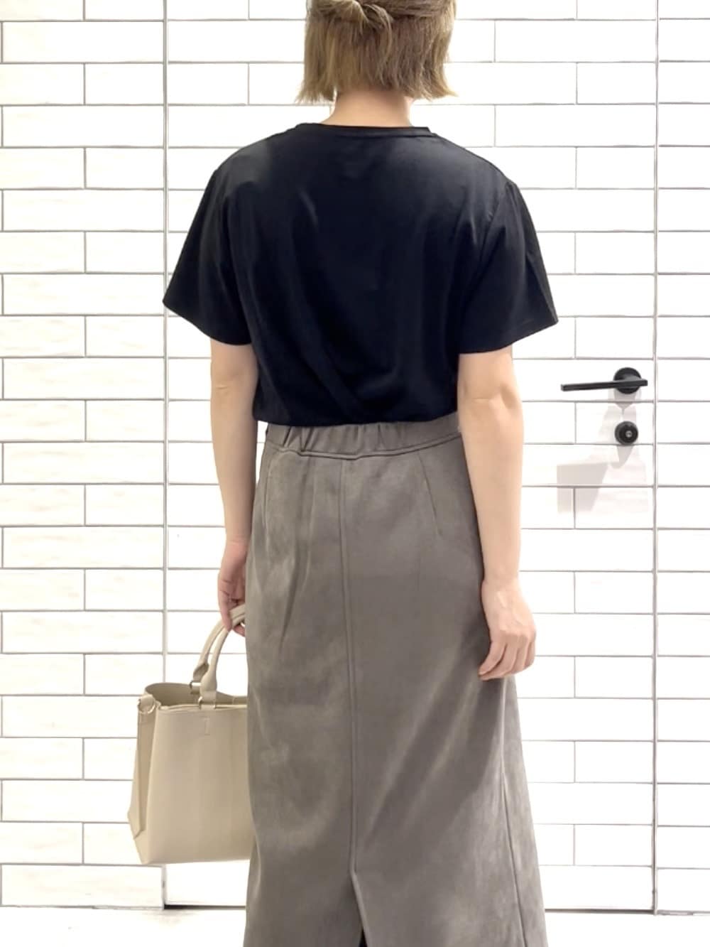しおりさんの「OPAQUE.CLIP｜メタリック刺繍ロゴTシャツ【接触冷感／洗濯機洗い可】」を使ったコーディネート