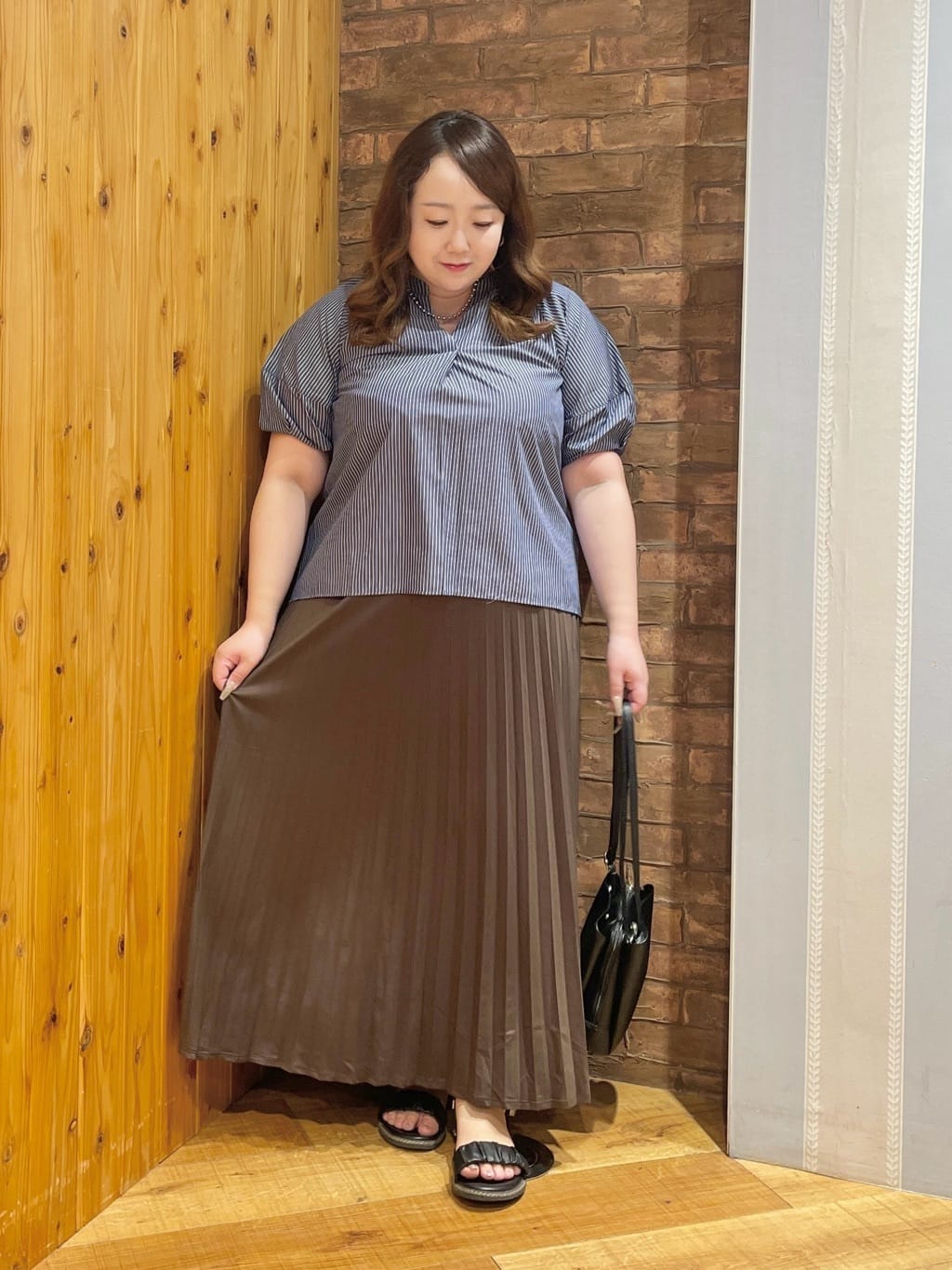 Risaさんの「SHOO･LA･RUE｜【S-LL/洗濯後しわになりにくい】ランタンスリーブで女性らしく 5分袖スキッパーブラウス」を使ったコーディネート