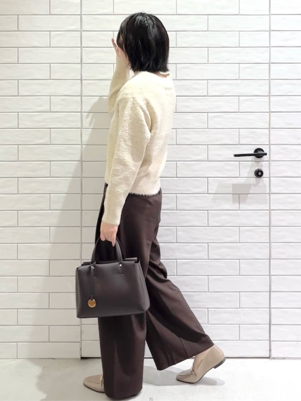 しおりさんの「OPAQUE.CLIP｜スパンコールフェザーVネックニット【洗濯機OK】」を使ったコーディネート