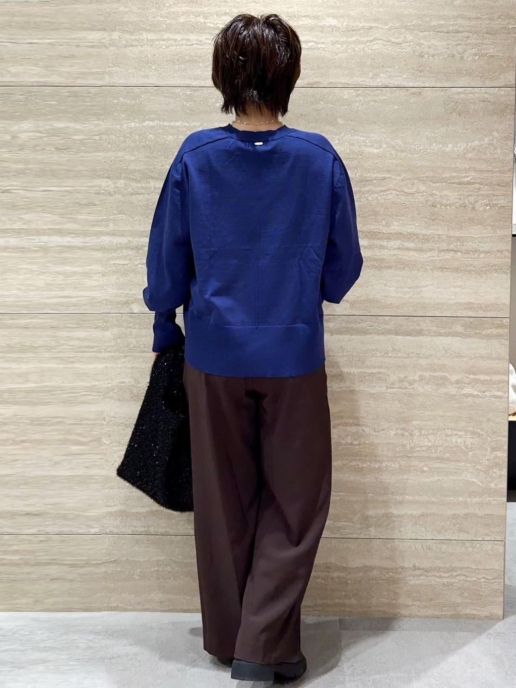 NAMIさんの「OPAQUE.CLIP｜リラクシーVネックニット【洗濯機洗OK】《6col》」を使ったコーディネート