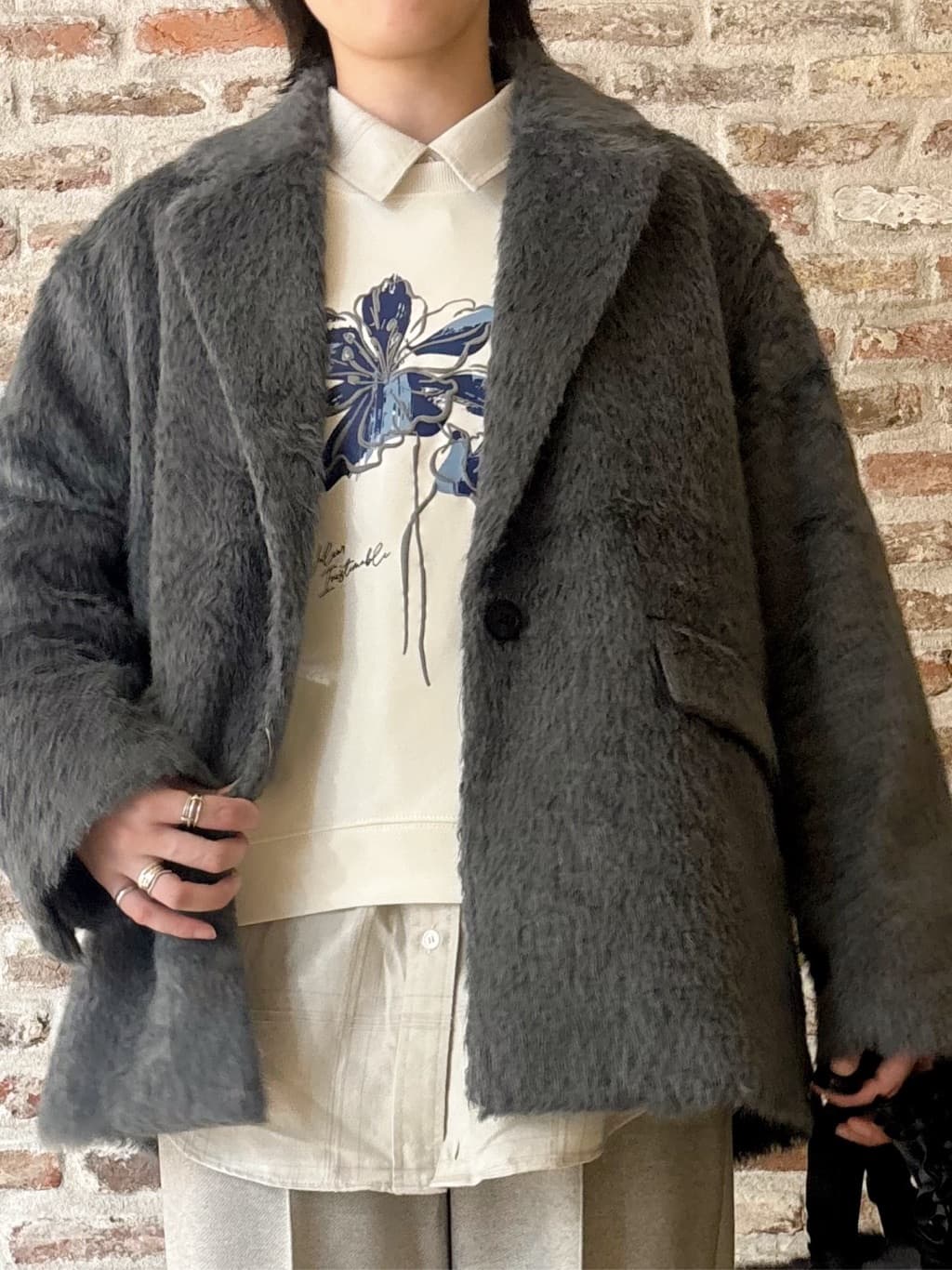 しばさんの「THE SHOP TK｜纏うだけで大人上品 シャギーチェスターハーフコート」を使ったコーディネート