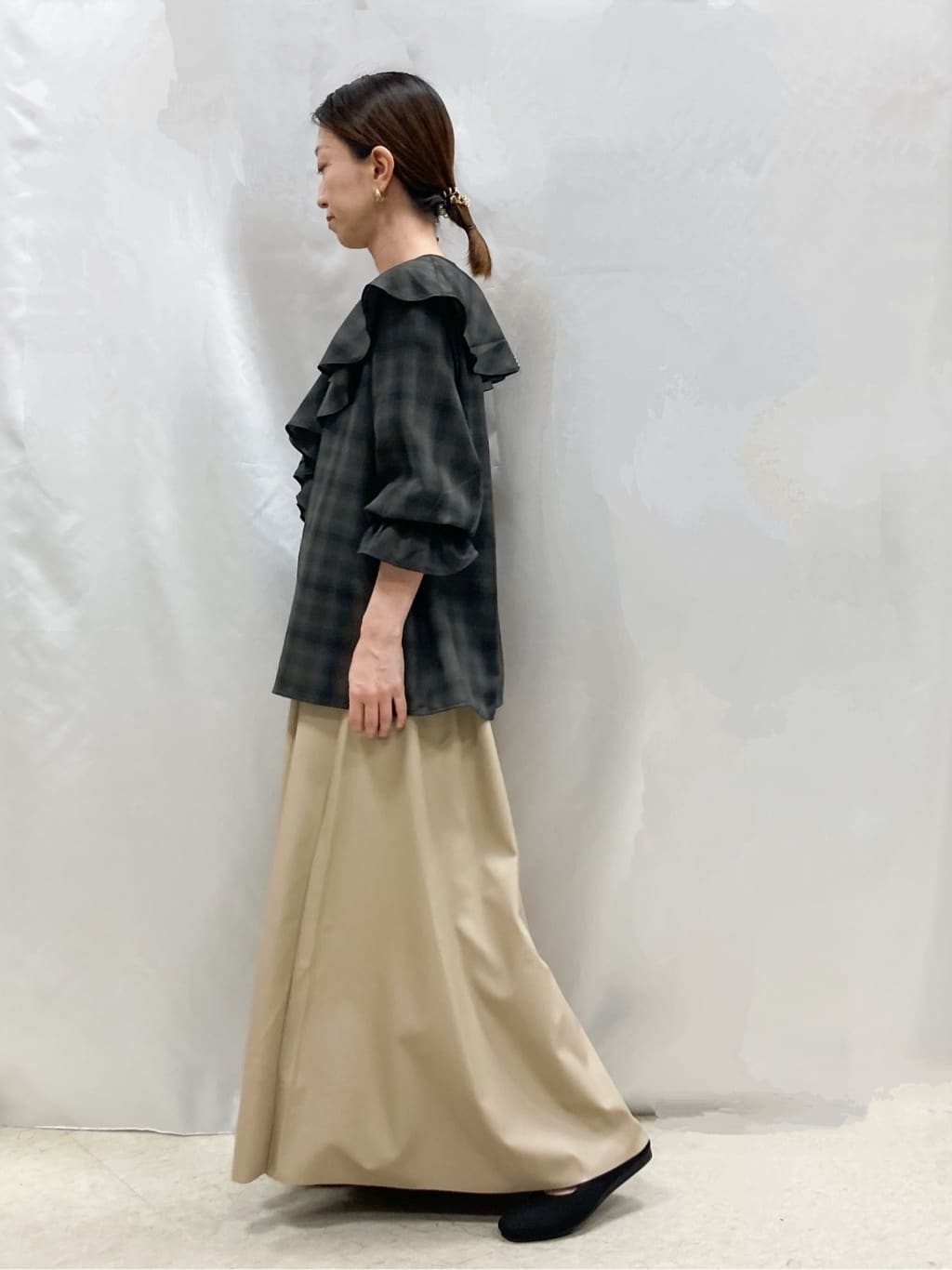 thさんの「SHOO･LA･RUE｜【S-LL】1枚で華やか チェック柄フリルブラウス」を使ったコーディネート