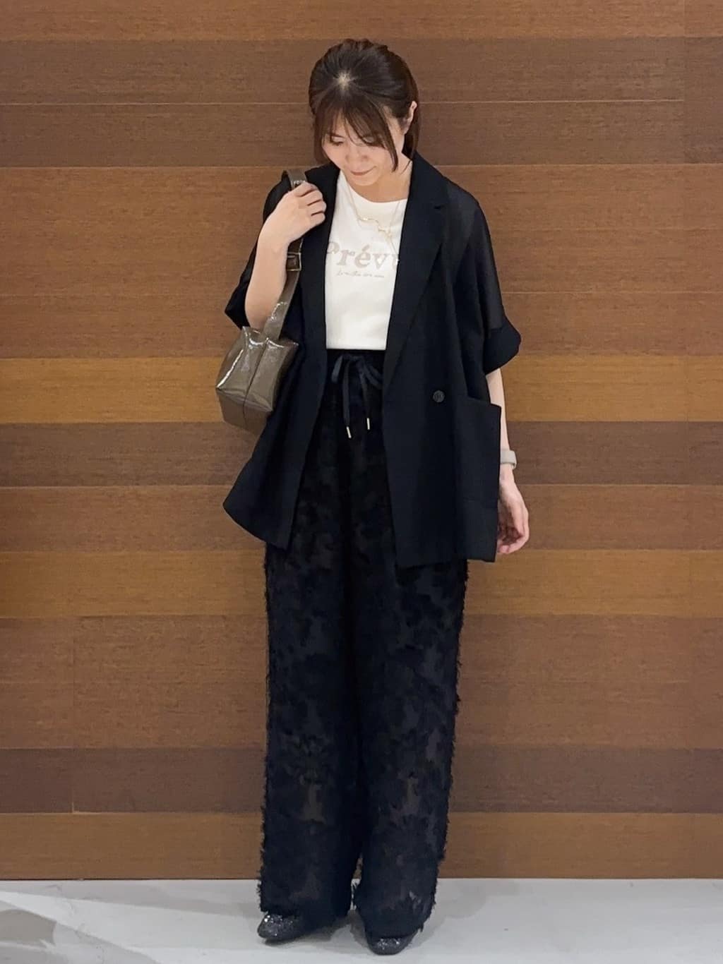 まみさんの「OPAQUE.CLIP｜スパンコール刺繍ロゴTシャツ【洗濯機洗い可／接触冷感／UVケア】」を使ったコーディネート
