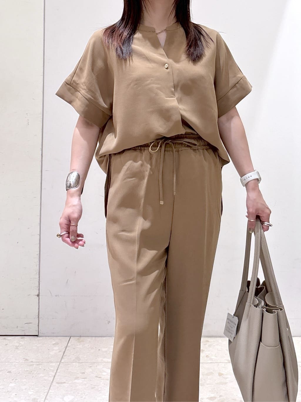 mameさんの「OPAQUE.CLIP｜《5色展開／SS-LLサイズ》スキッパー金ボタンブラウス／セットアップ対応【防シワ／ストレッチ／洗濯」を使ったコーディネート