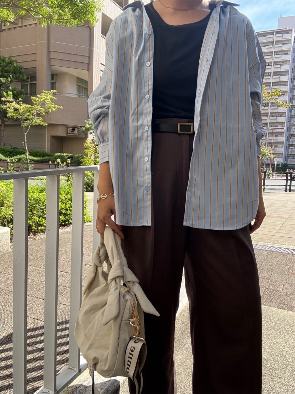 chさんの「THE SHOP TK｜【後ろ姿もサマになる】ストライプ バックシャーリングシャツ/体型カバー/洗える」を使ったコーディネート
