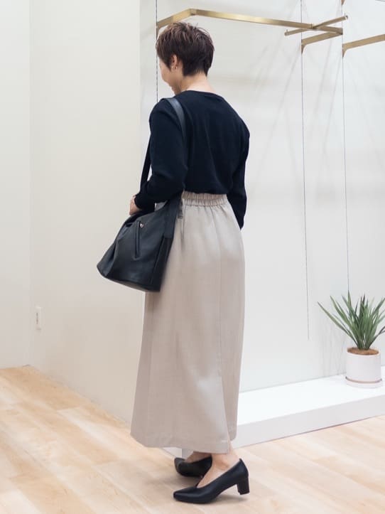 シュウコさんの「grove｜ON/OFF毎日使える！袖口ボタンドロップショルダーニット」を使ったコーディネート
