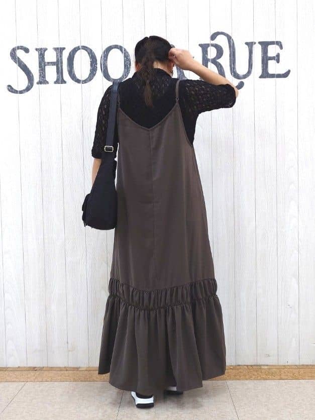 とろろさんの「SHOO･LA･RUE｜【ひんやり】シャーリングがアクセントに 大人のデザインキャミワンピース」を使ったコーディネート