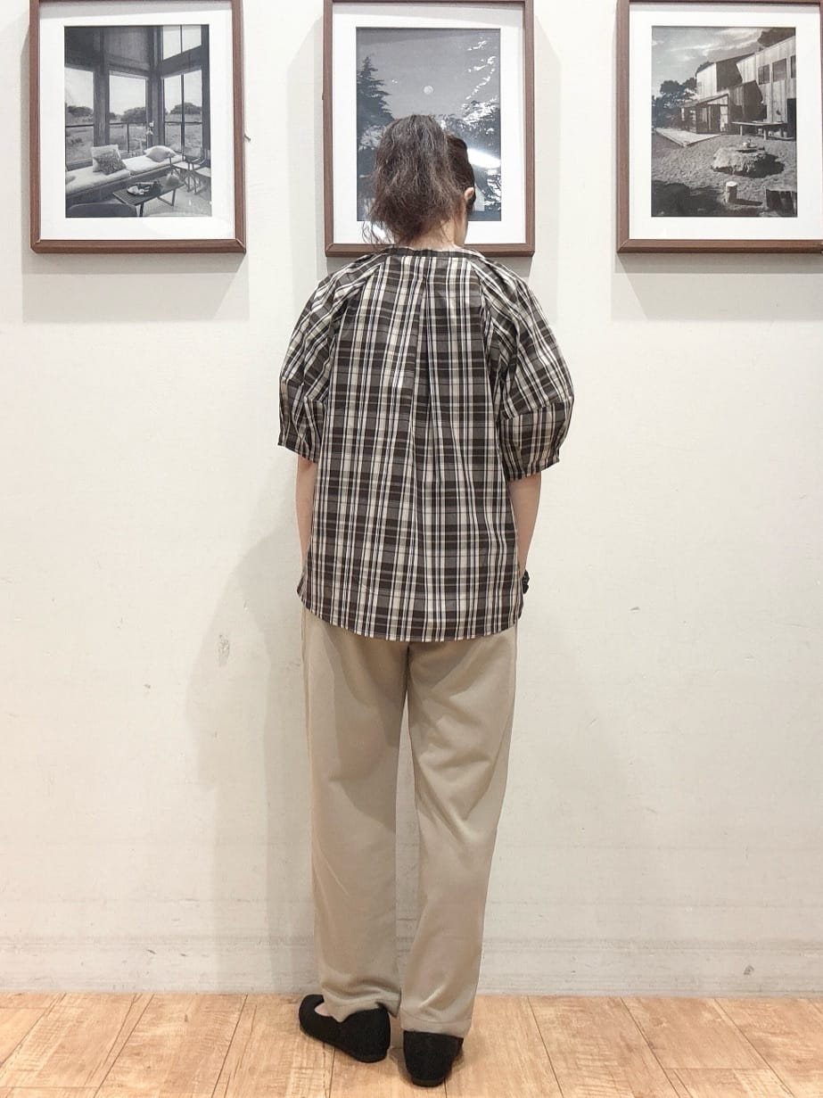 ユウキさんの「SHOO･LA･RUE｜【S-LL/洗濯後しわになりにくい】ランタンスリーブで女性らしく 5分袖スキッパーブラウス」を使ったコーディネート