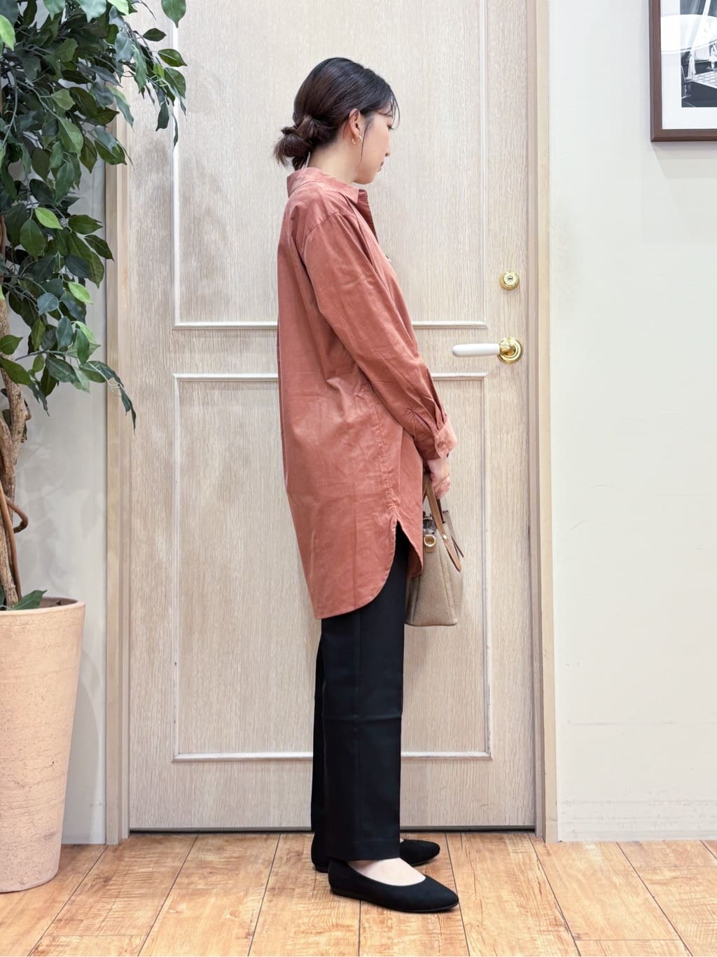 なみさんの「SHOO･LA･RUE｜【洗濯機可/S-LL】すっきり見えにこだわった コーデュロイチュニックワンピース」を使ったコーディネート
