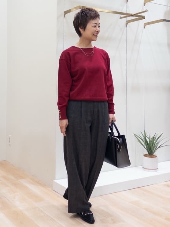 シュウコさんの「grove｜ON/OFF毎日使える！袖口ボタンドロップショルダーニット」を使ったコーディネート