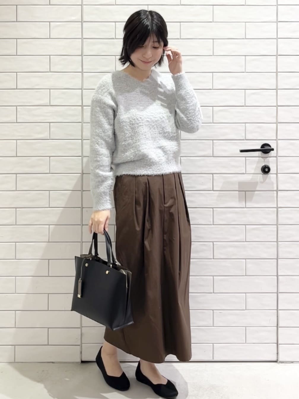 しおりさんの「OPAQUE.CLIP｜スパンコールフェザーVネックニット【洗濯機OK】」を使ったコーディネート