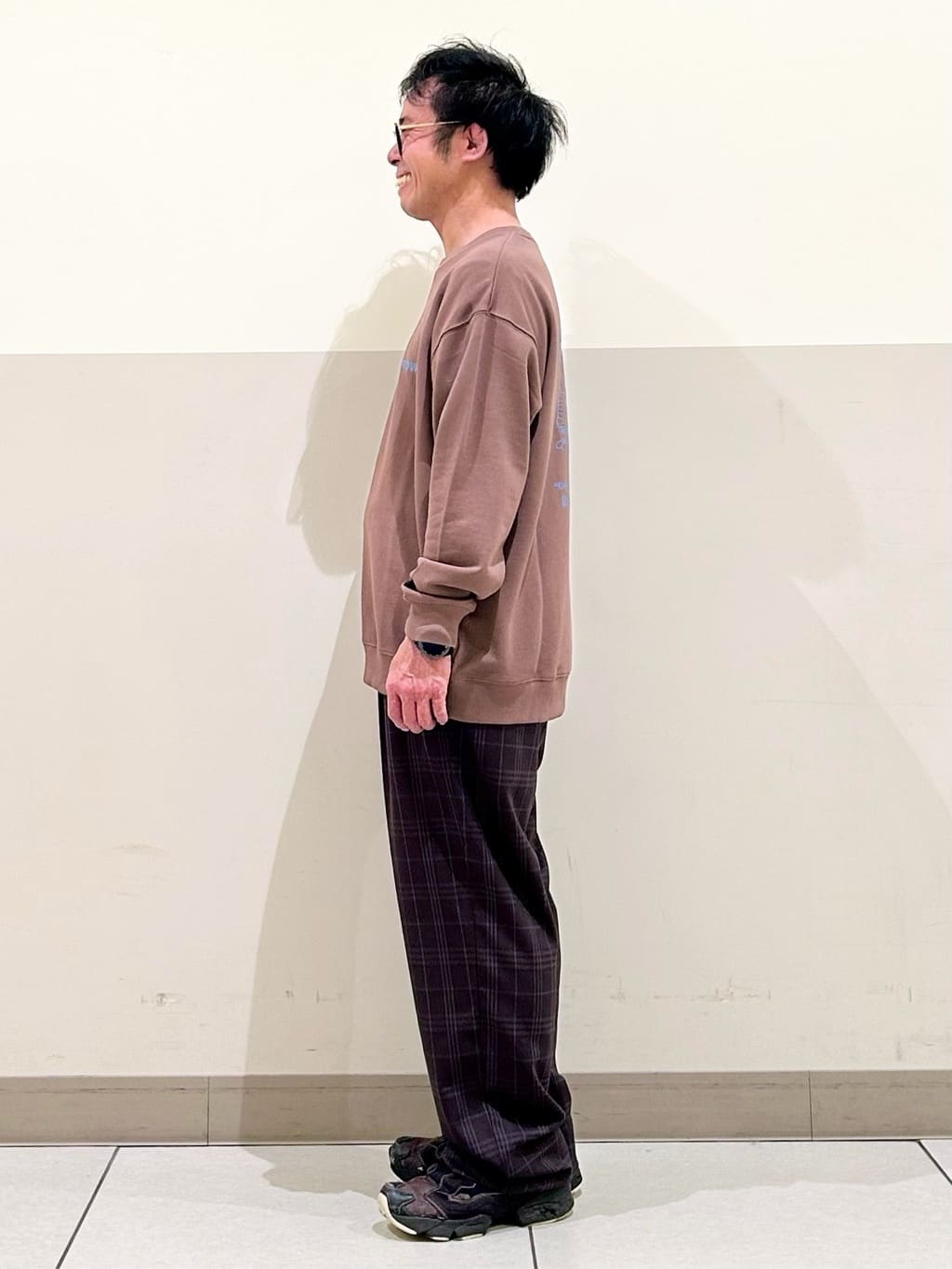 KENJI Iさんの「THE SHOP TK｜セミワイドイージーパンツ【洗濯機OK】」を使ったコーディネート