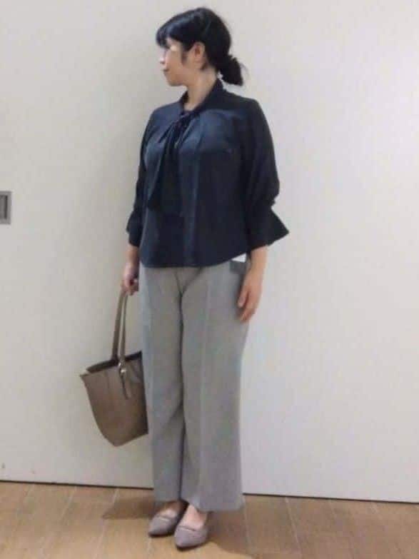 sakoさんの「Reflect｜【キレイめスタイル／通勤におすすめ◎】ボウタイシャンブレーカラーブラウス」を使ったコーディネート