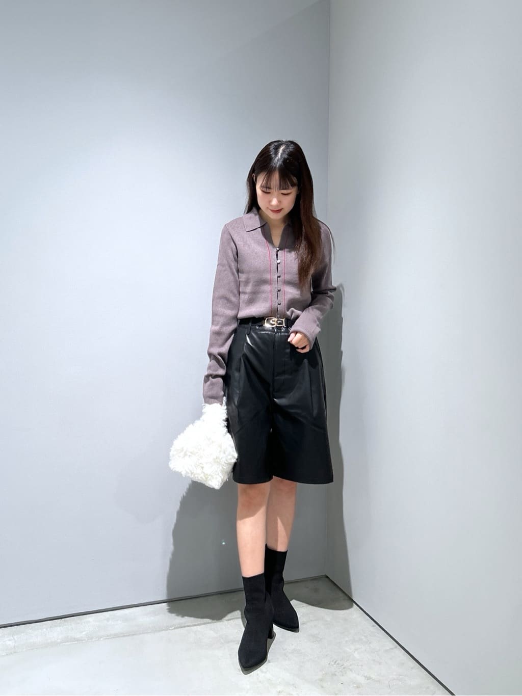 Renoさんの「INDIVI｜フェイクファーマイクロバッグ」を使ったコーディネート
