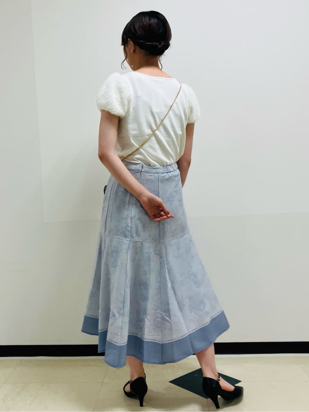MAYUKIさんの「index｜《6色展開》フェザーパフスリーブVネックニット【洗濯機洗い可】」を使ったコーディネート